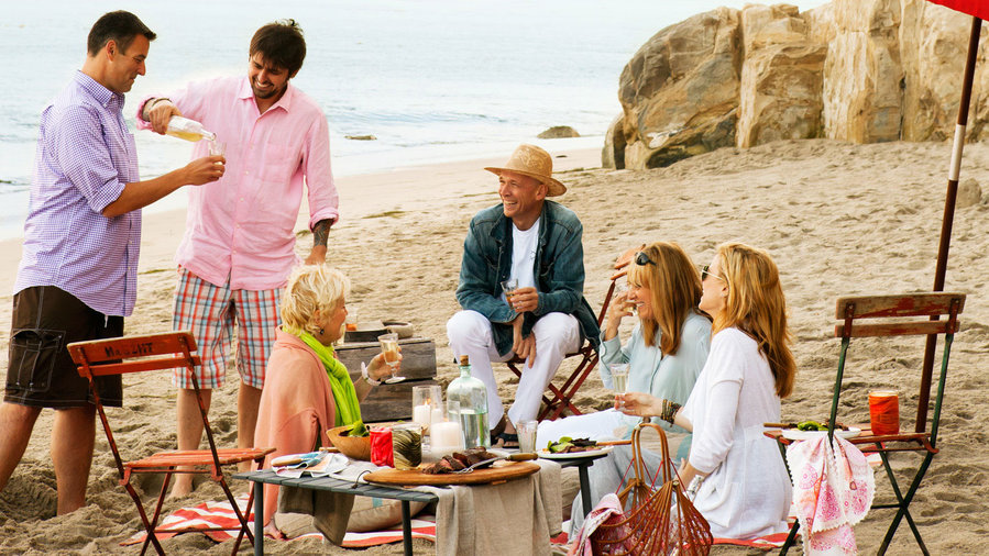 beach-bbq-ludo-bites-friends-on-beach-0911